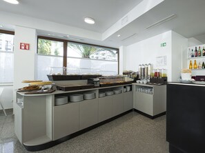 Päivittäinen buffetaamiainen (10 EUR per henkilö)