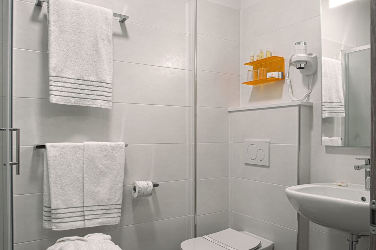 double room single use, 1 single bed | bathroom | bathtub, hair dryer, slippers, bidet