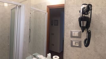 Singola Standard | Bagno | Set di cortesia gratuito, asciugacapelli, bidet, asciugamani