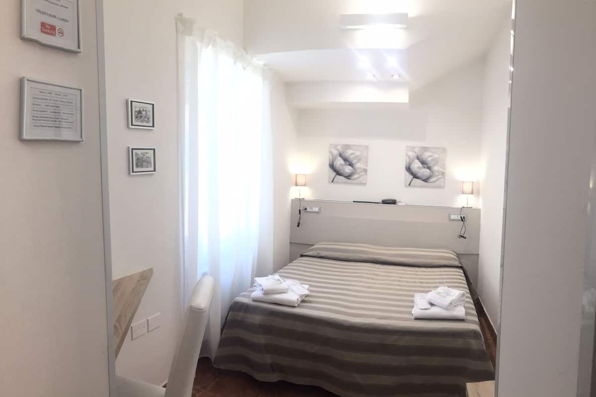 Minibar, caja de seguridad en la habitación y escritorio