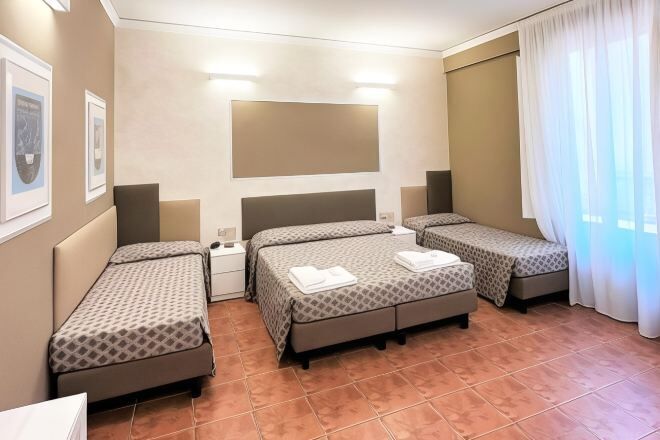 มินิบาร์, ตู้นิรภัยในห้องพัก, โต๊ะทำงาน, เตารีด/โต๊ะรีดผ้า