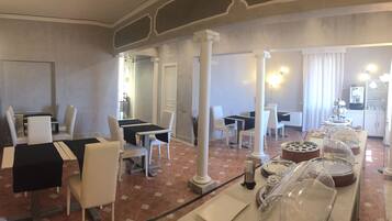 Dagelijks continentaal ontbijt (EUR 10 per persoon)