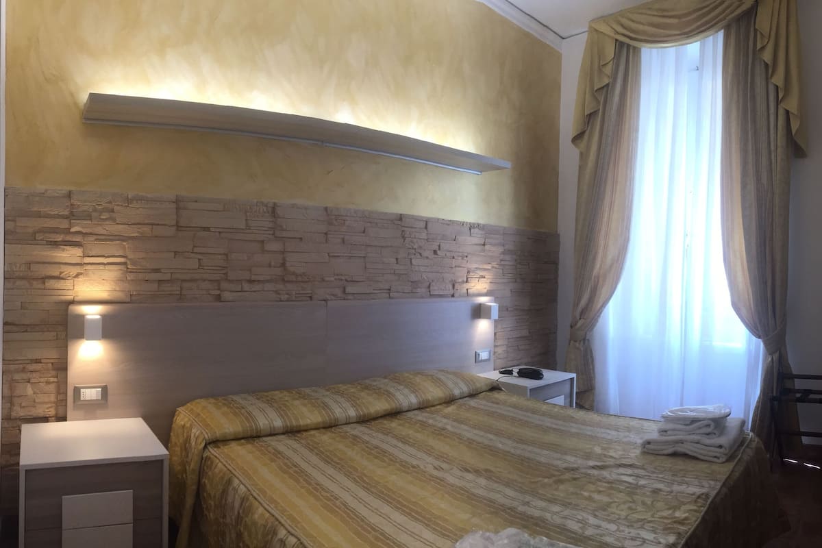 Minibar, caja de seguridad en la habitación y escritorio