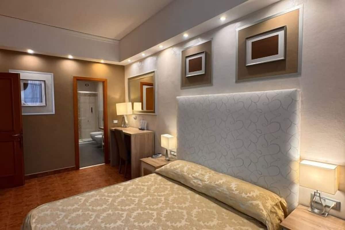 Minibar, caixa forta a l'habitació i escriptori