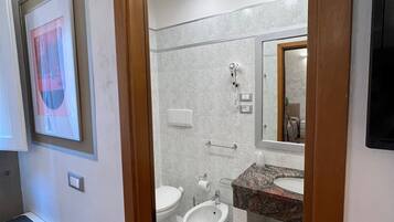 Chambre Quadruple Standard | Salle de bain | Articles de toilette gratuits, sĂšche-cheveux, bidet, serviettes fournies