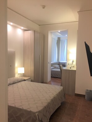 Minibar, coffres-forts dans les chambres, bureau