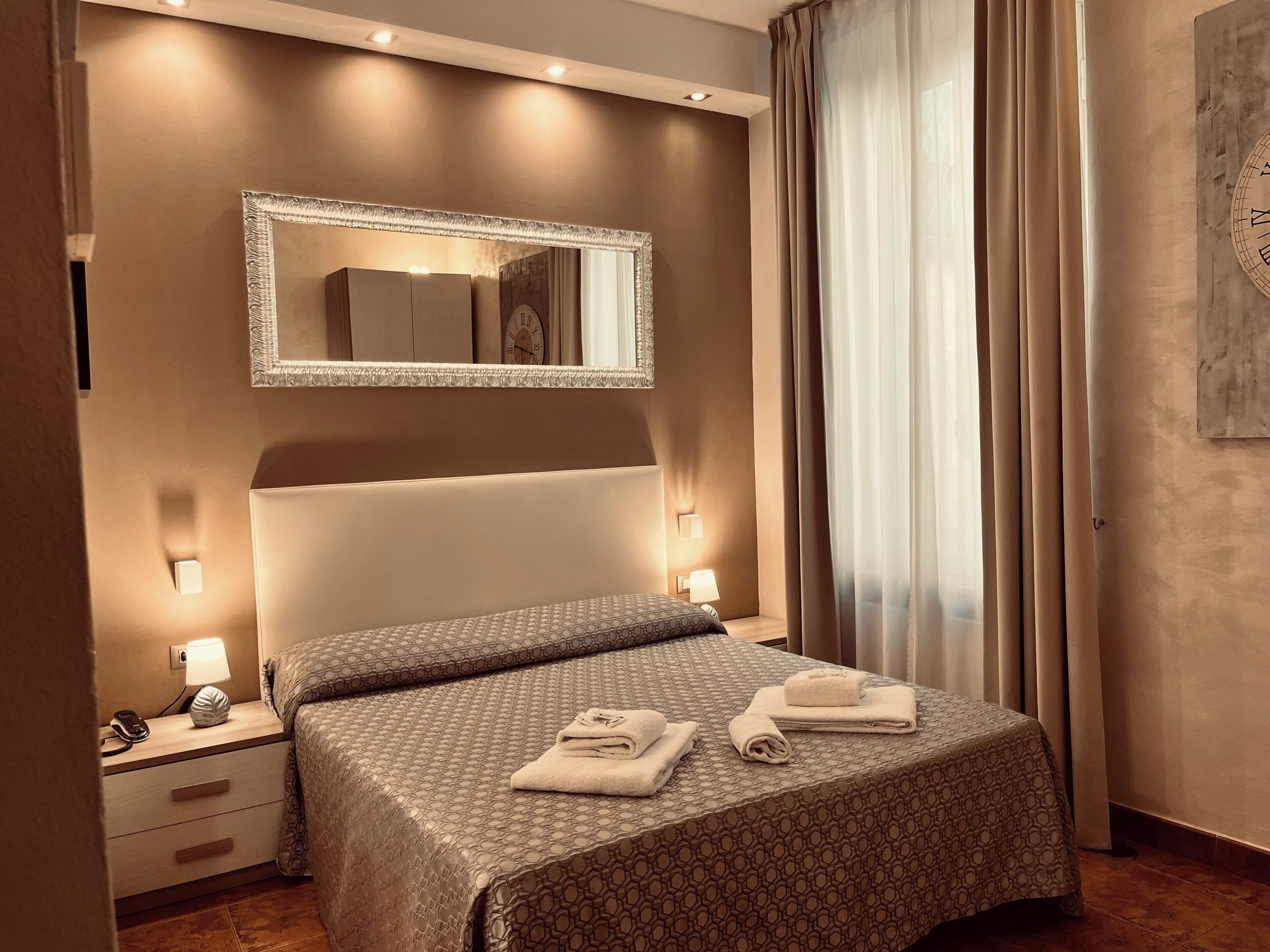 Standaard tweepersoonskamer | Een minibar, een kluis op de kamer, een bureau