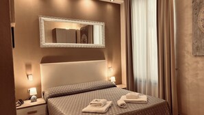 ميني بار وخزنة داخل الغرفة ومكتب ومكواة/لوح كي