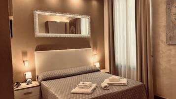 Standaard tweepersoonskamer | Een minibar, een kluis op de kamer, een bureau