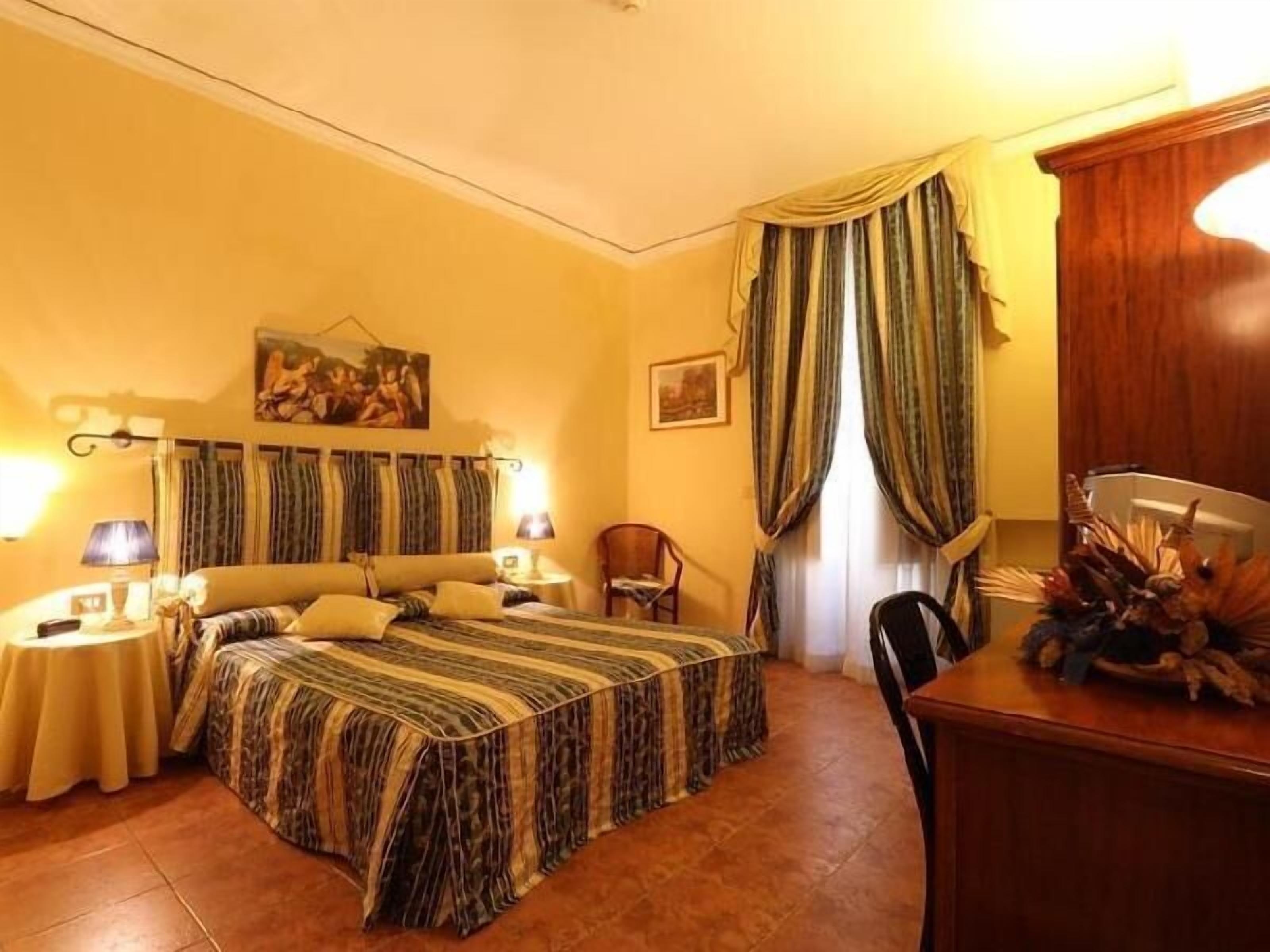 迷你吧、客房内保险箱、办公桌、熨斗/熨板