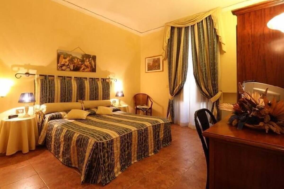 Minibar, in-room safe, desk, iron/ironing board