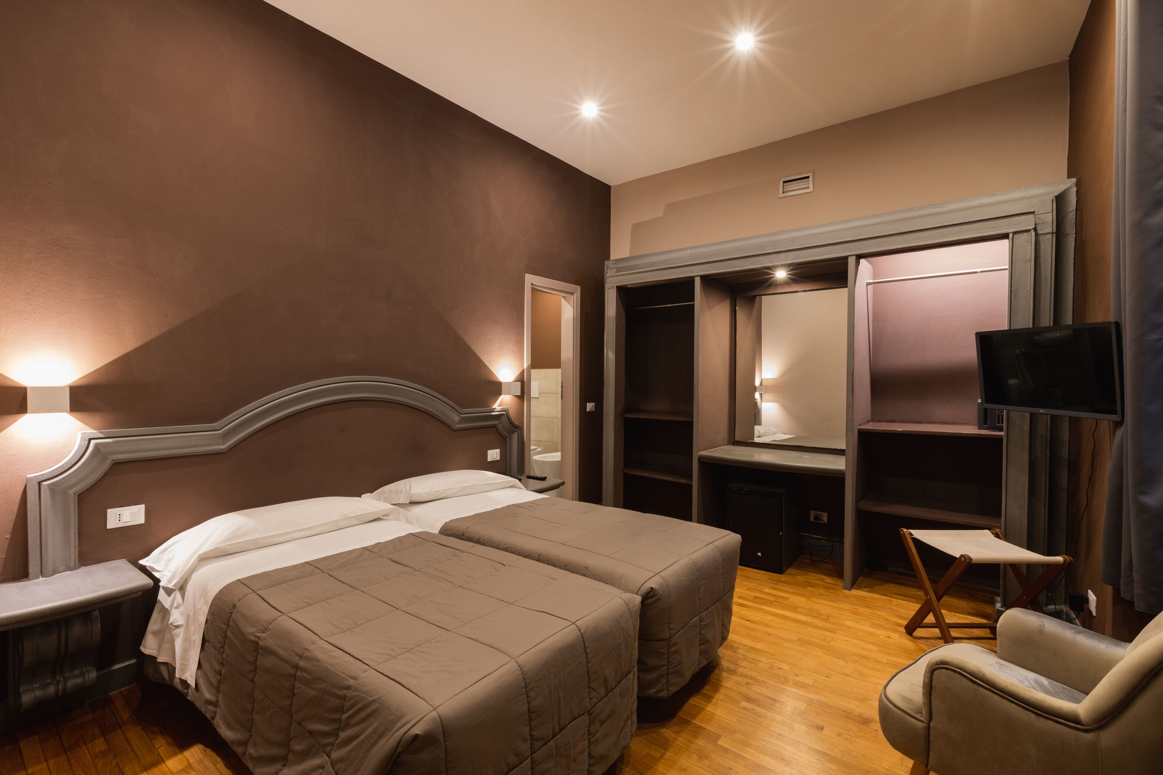 Cofres nos quartos, escrivaninha, quartos à prova de som