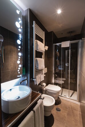 Habitación doble superior | Baño | Artículos de higiene personal gratuitos, secador de pelo, bidé y toallas