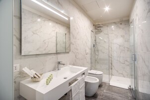 Bañera con ducha, artículos de tocador gratuitos, secador de pelo, bidet