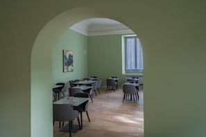 Petit déjeuner buffet (7 EUR par personne)