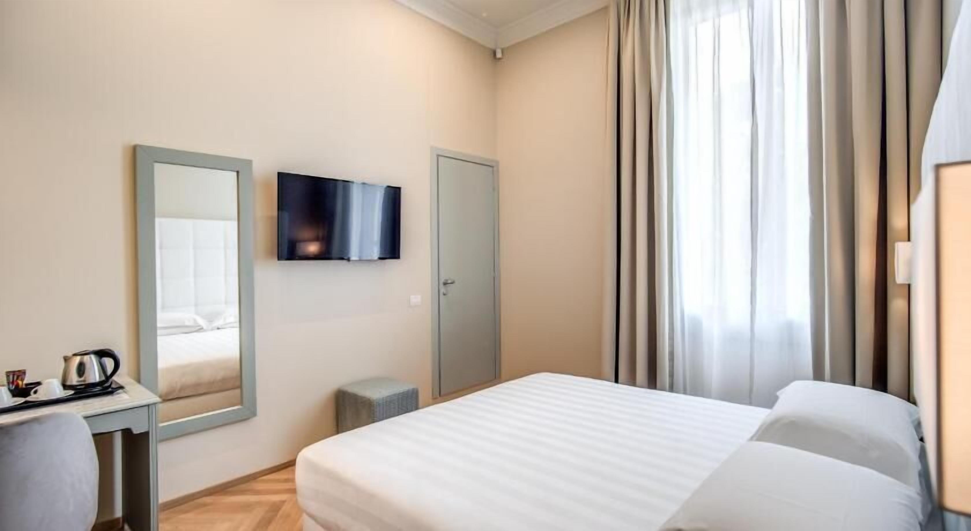 Minibar, in-room safe, individually decorated, individually furnished