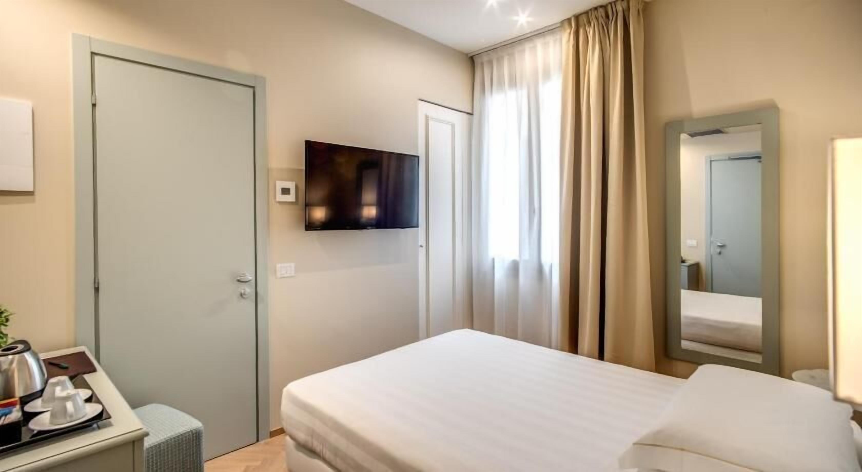 Minibar, in-room safe, individually decorated, individually furnished