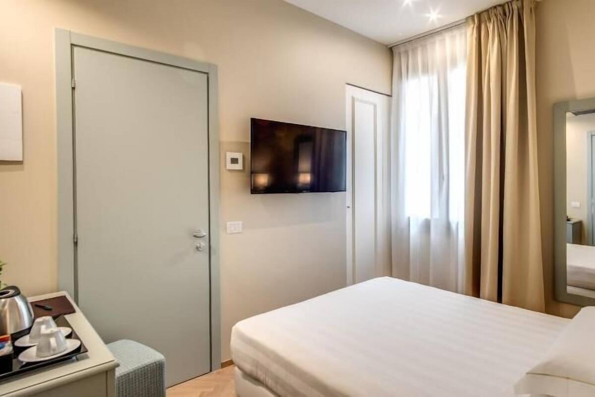 Minibar, in-room safe, individually decorated, individually furnished