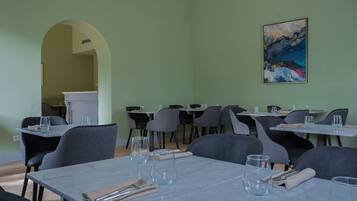 Frukostbuffé varje dag (EUR 7 per person)