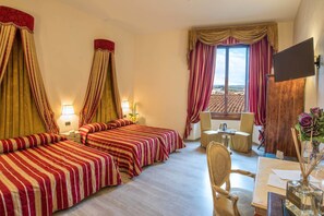 Minibar, in-room safe, desk, blackout curtains - Hotel Paris (Florence)