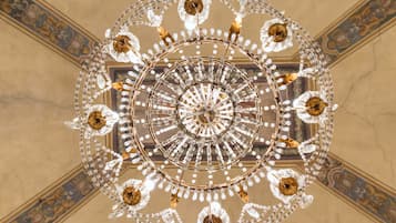 Un lustre de forme circulaire, orné de décorations en cristal.