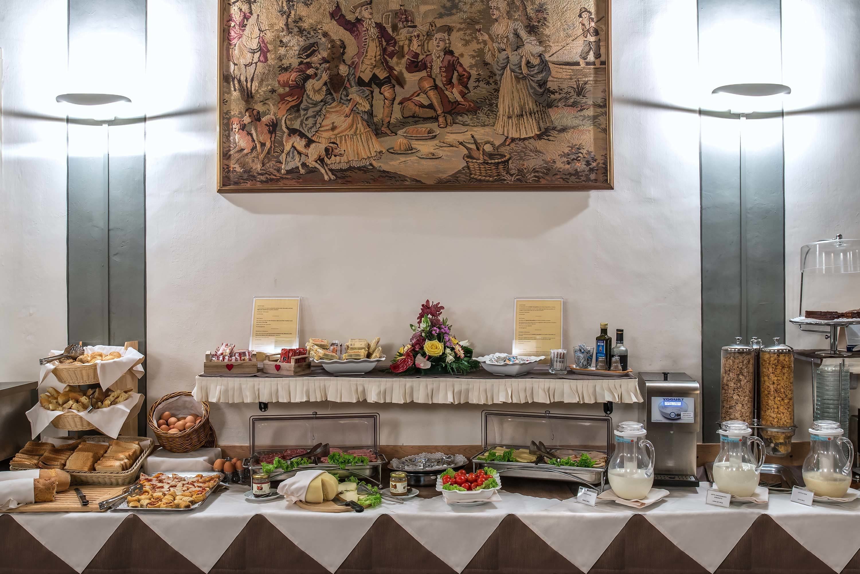 Un buffet proposant une variété de plats et une machine à café.