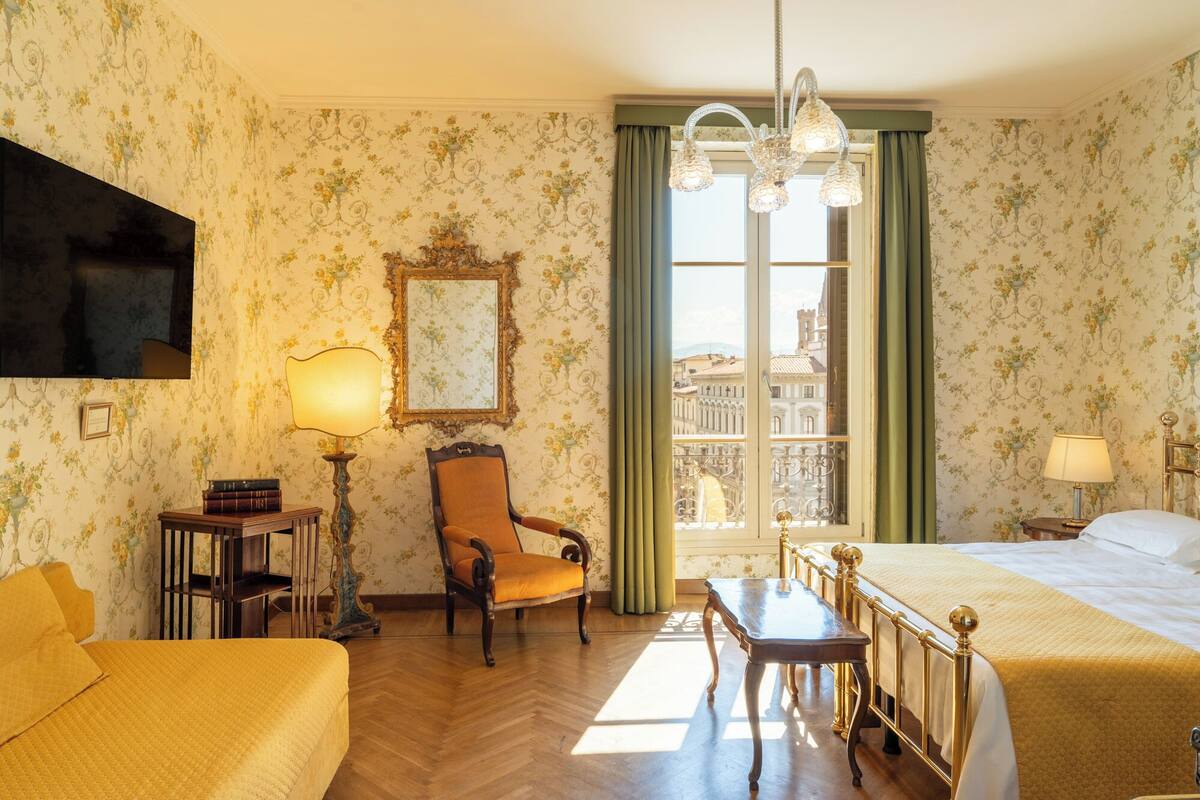deluxe room | 1 bedroom, in-room safe, desk, blackout curtains