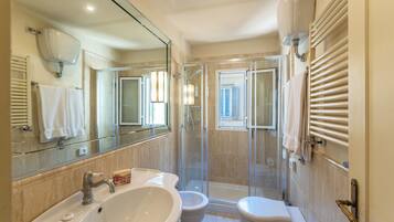 Family Suite | Badezimmer | Dusche, kostenlose Toilettenartikel, Haartrockner, Handtücher