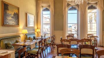 Tägliches inbegriffenes großes Frühstück