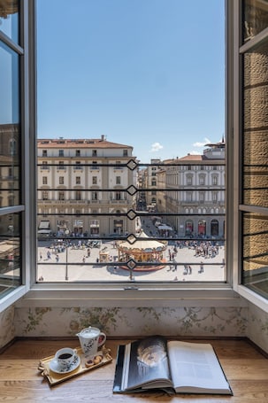 Caja de seguridad en la habitación, escritorio y cortinas blackout . Hotel Pendini
