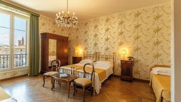 Vierbettzimmer | Zimmersafe, Schreibtisch, Verdunkelungsvorhänge, Bügeleisen/Bügelbrett