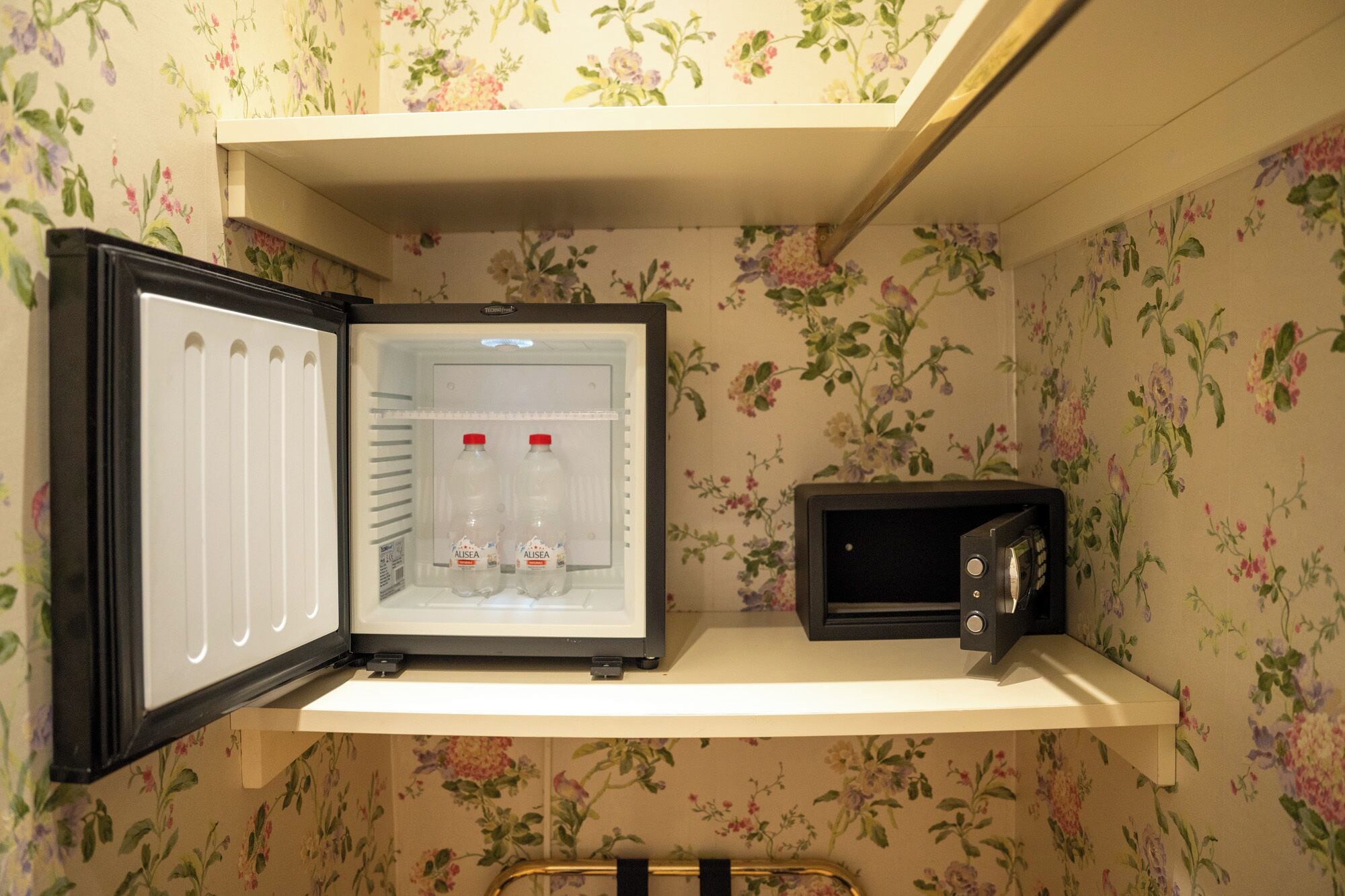 family room (5 people) | 1 bedroom, in-room safe, desk, blackout curtains