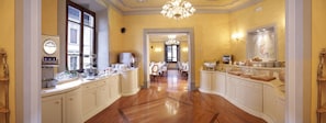 Kontinental morgenmad hver dag (15 EUR pr. person)
