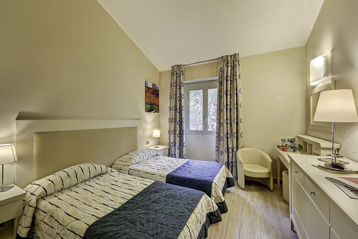 Minibar, in-room safe, desk, bed sheets