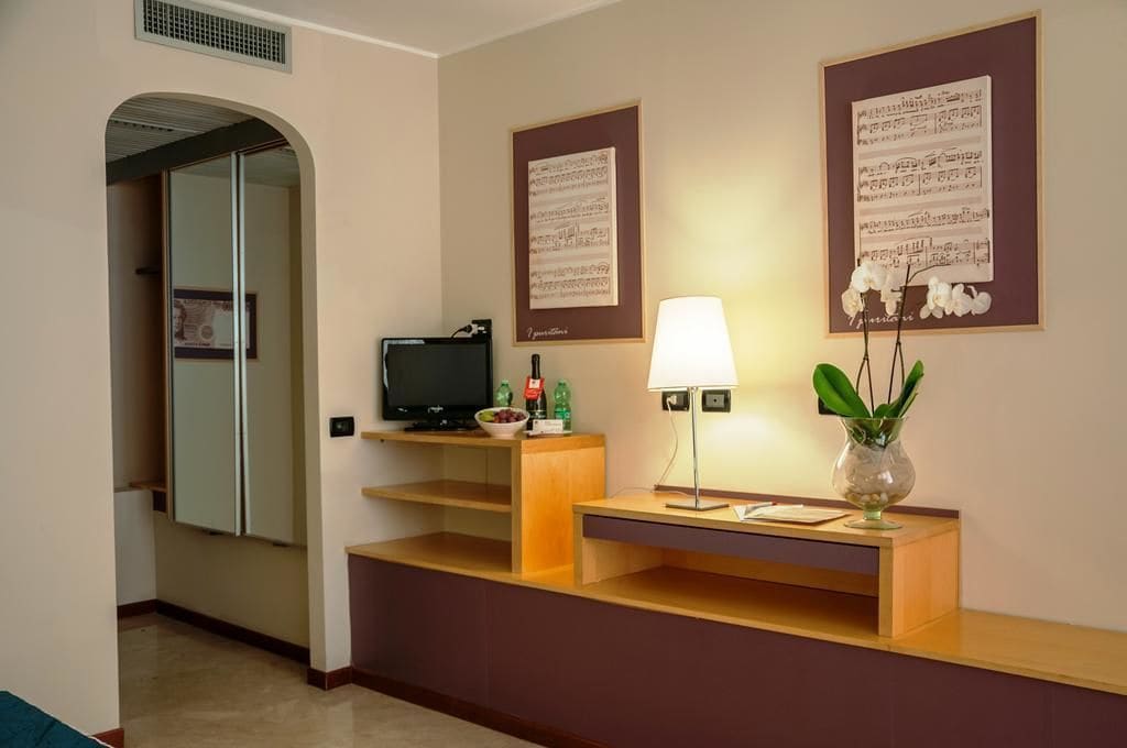 minibar, in-room safe, desk, bed sheets