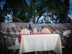 Petit déjeuner et dîner servis sur place, spécialités Cuisine locale