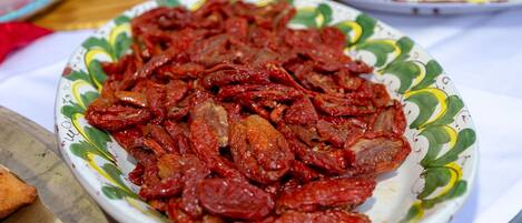 Un plato de tomates secados al sol sobre un plato decorativo.