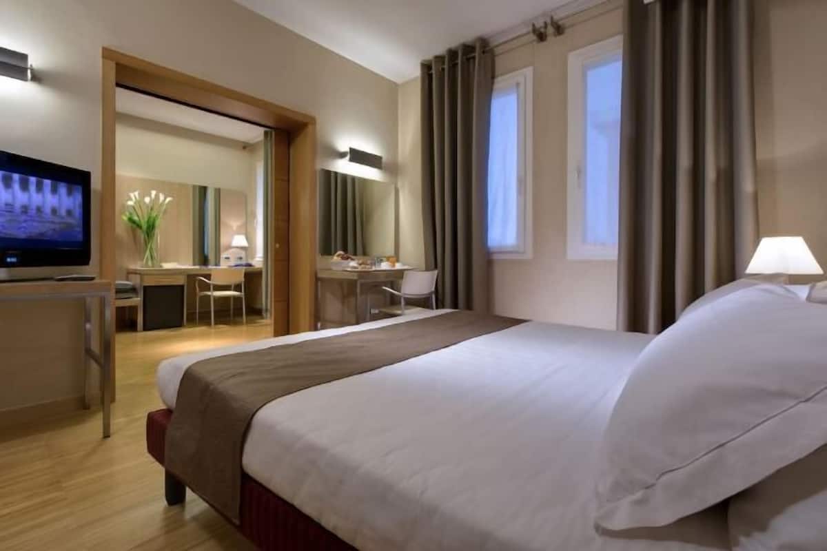 Hypo-allergenic bedding, minibar, in-room safe, desk