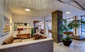 Coin salon dans le hall