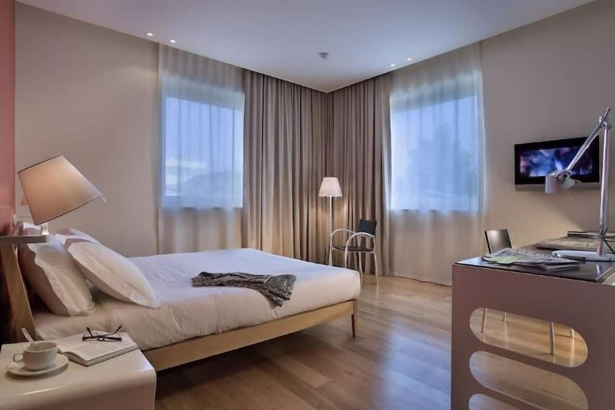 Allergikerbettwaren, Minibar, Zimmersafe, Schreibtisch