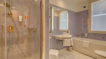 Ein modernes Badezimmer mit Dusche, Toilette und Waschbecken.