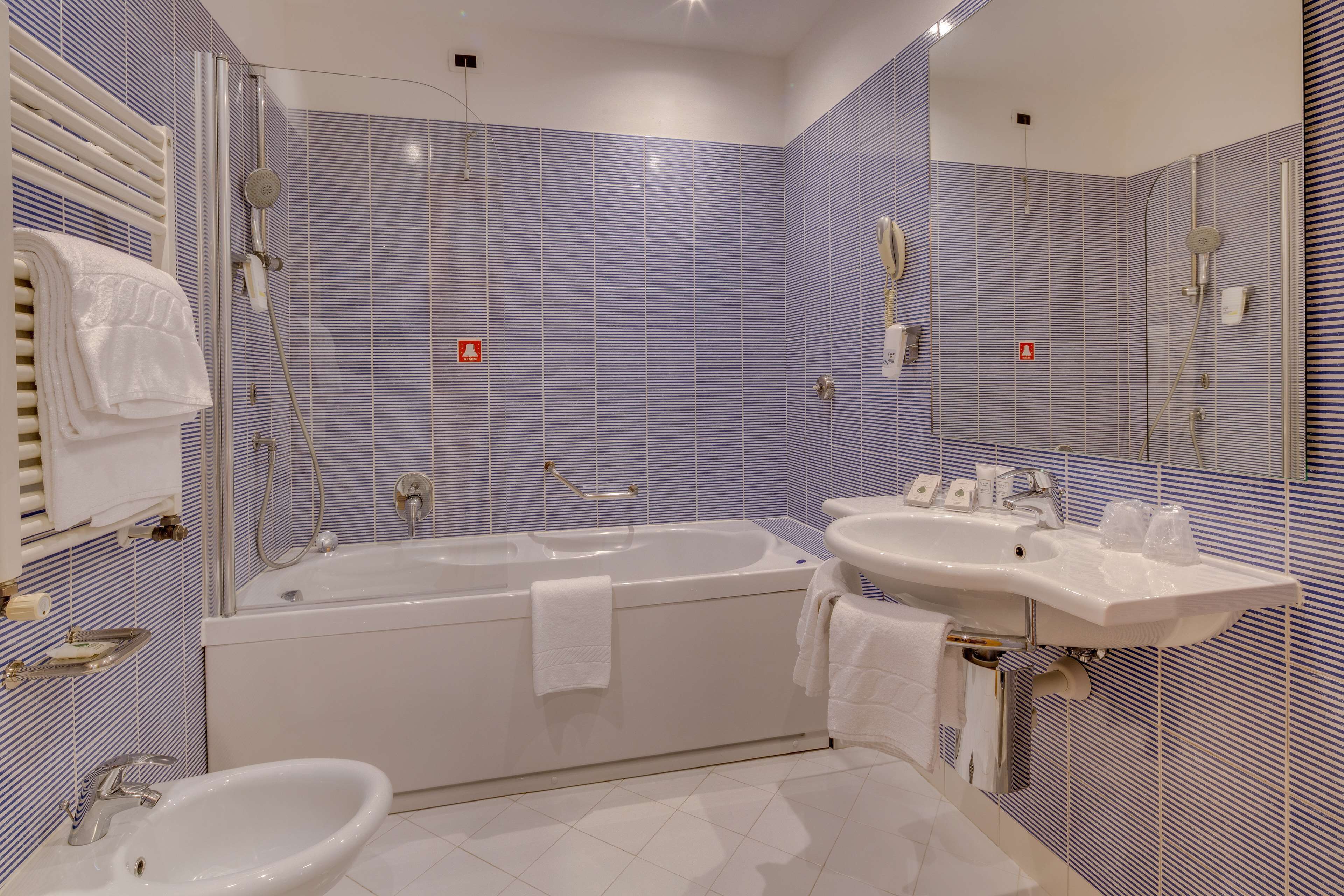 Ein modernes Badezimmer mit einer großen Badewanne, einem Waschbecken und einem Bidet.