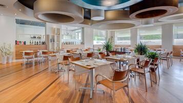 Frokost, lunsj og middag serveres, internasjonale retter