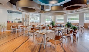 朝食、ランチ、ディナーに営業 (多国籍料理)