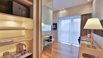 Superior Room, 1 Queen Bed | Hypo-allergenic bedding, minibar, in-room safe, desk