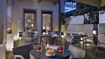 Se sirven desayunos, comidas, cenas y cocina internacional