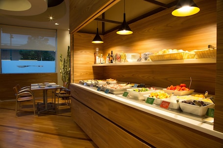 Desayuno buffet diario (EUR 15 por persona)