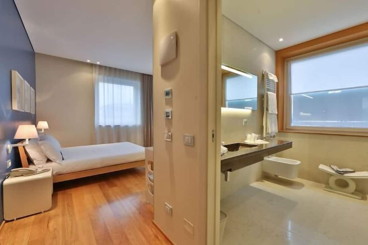 Biancheria da letto ipoallergenica, minibar, una cassaforte in camera