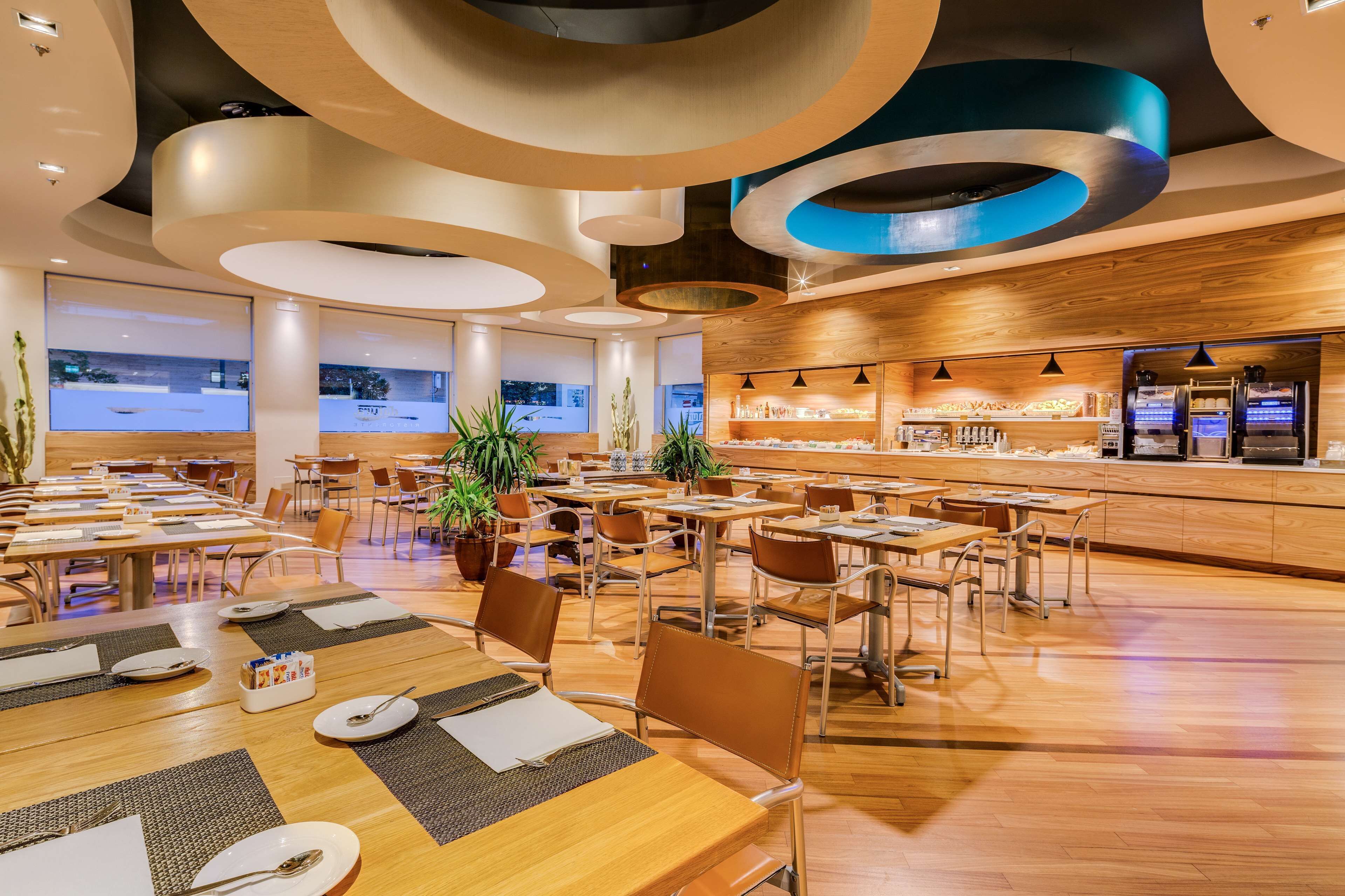 朝食 (ビュッフェ)、毎日提供 (1 名様 15 EUR)