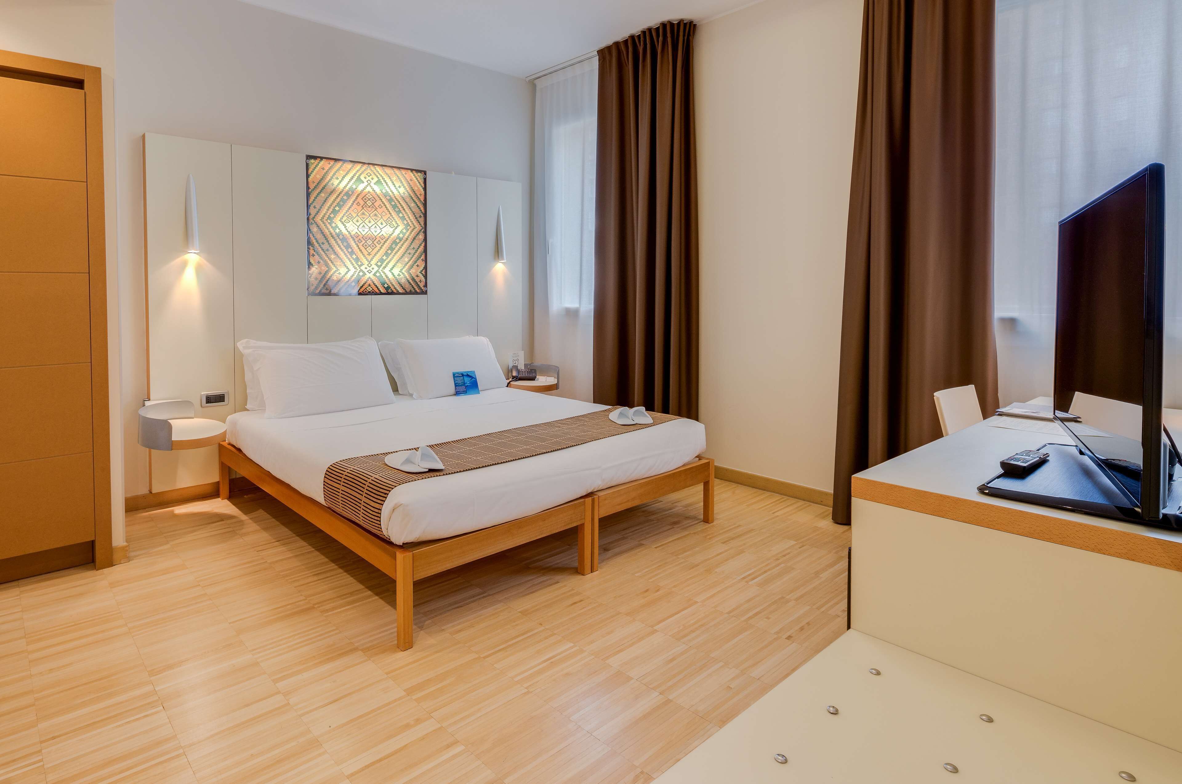 Rom – classic, 1 queensize-seng | Allergitestet sengetøy, minibar, safe på rommet og skrivebord